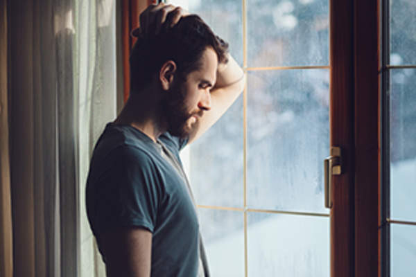 郁闷的人望着窗外。