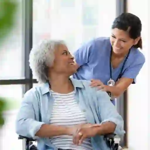 一个女人坐在轮椅上讲一个医学专业