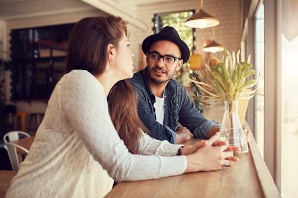 在咖啡馆聊天的夫妇