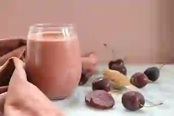 黑巧克力樱桃奶昔