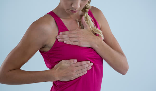 女人检查她的乳房是否有肿块。