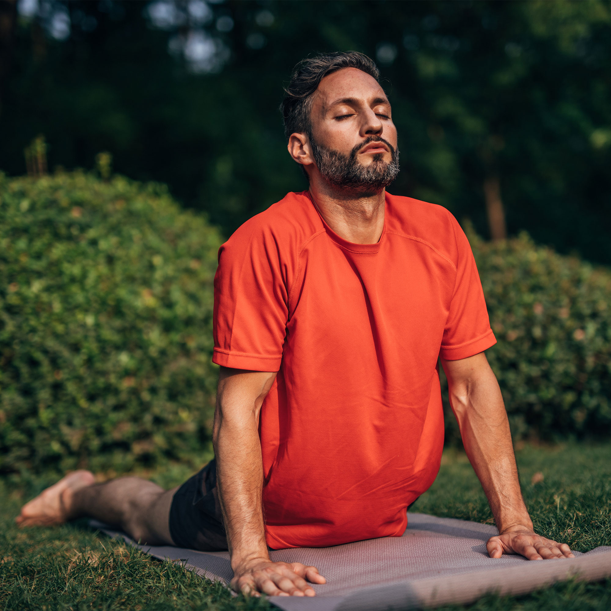 人在外面练瑜伽