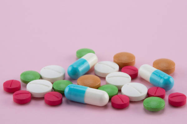 在粉红色的背景药物。