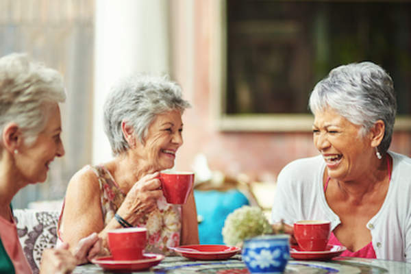 喝咖啡的成熟女性