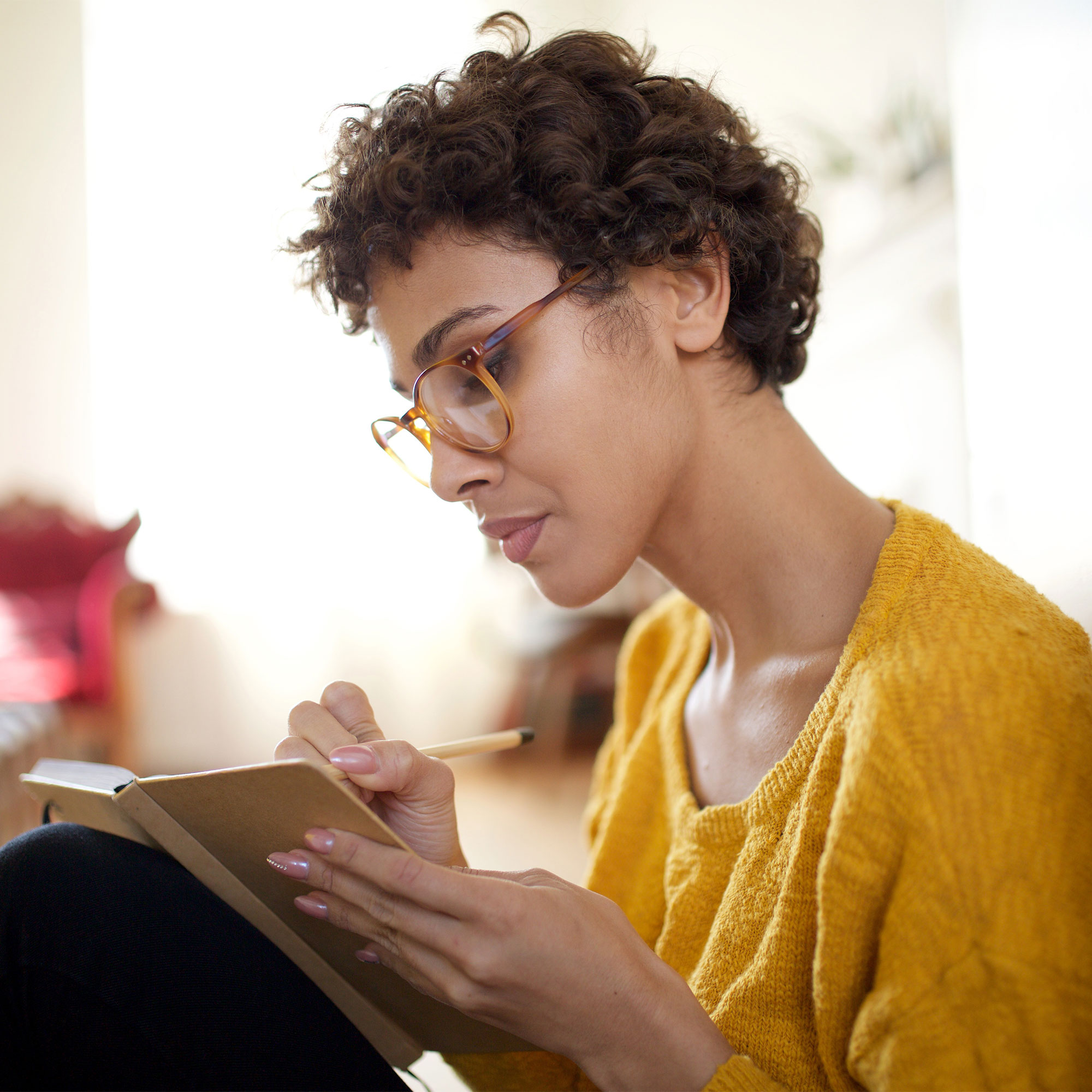 一个女人在写日记