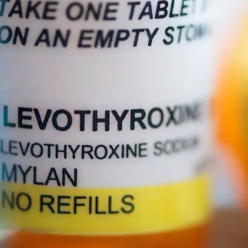 治疗甲状腺功能减退的左旋甲状腺素药瓶。