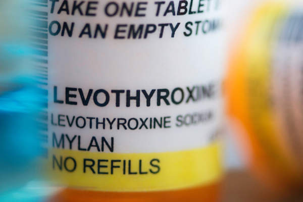 左甲状腺素丸瓶治疗甲状腺功能减退症。