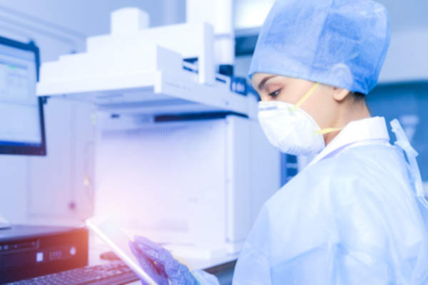 实验室女研究员。