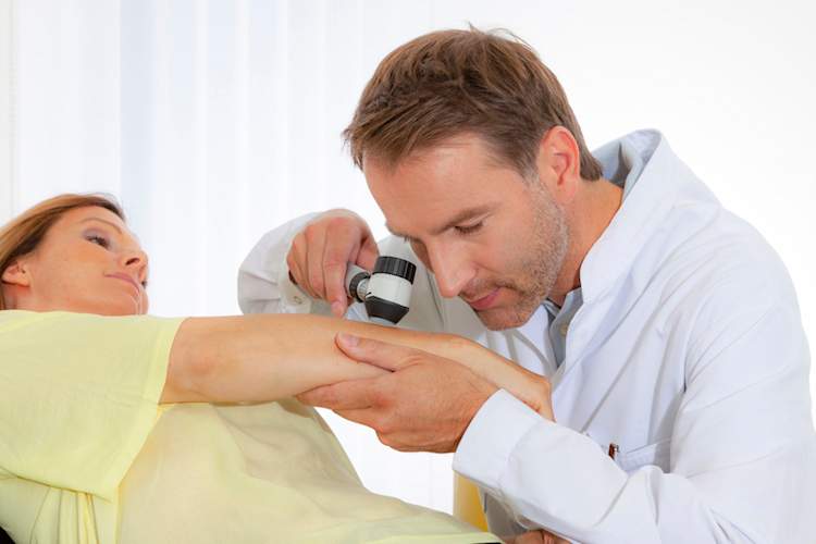 皮肤科医生正在研究黑色素瘤。