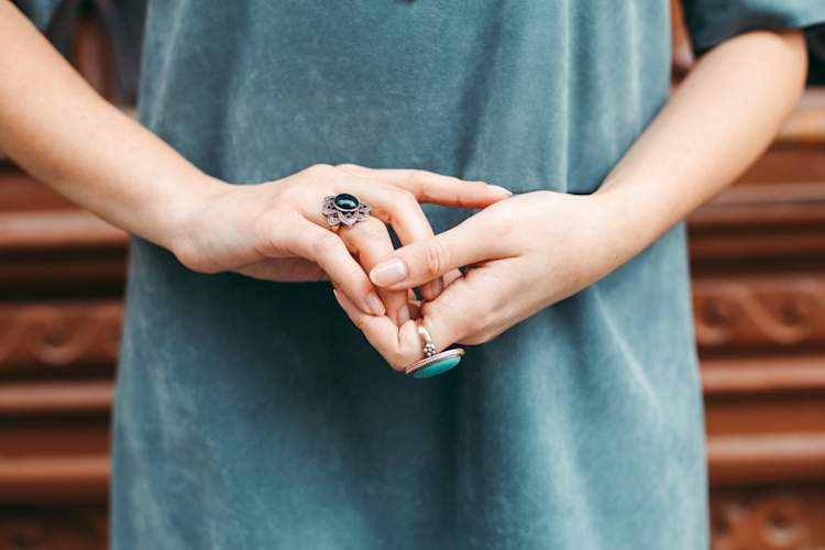 女人的手戴戒指