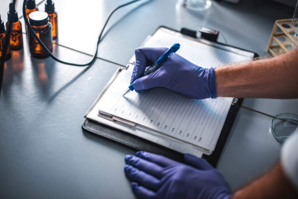 在日记写作实验室科学家戴手套