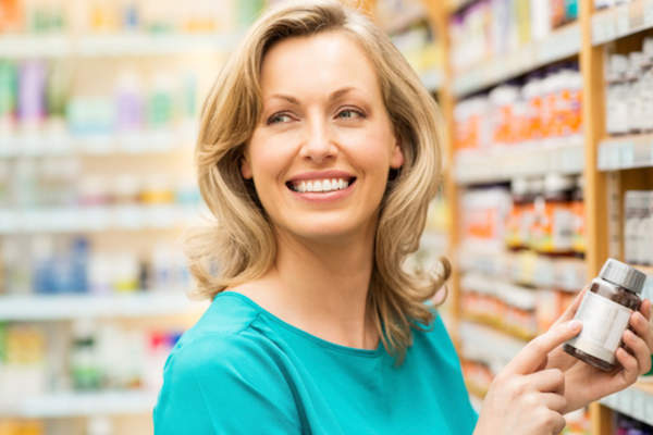 在补充微笑的女子过道商店。