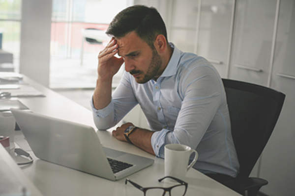 焦虑的人在工作。