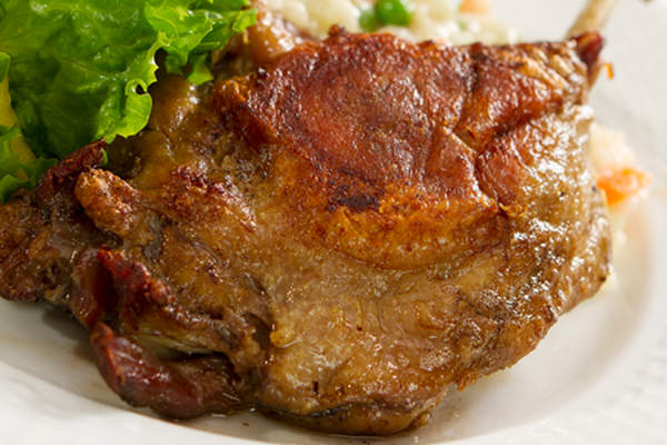 熟鸭在盘子上的形象