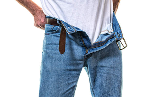 穿牛仔裤的男人。