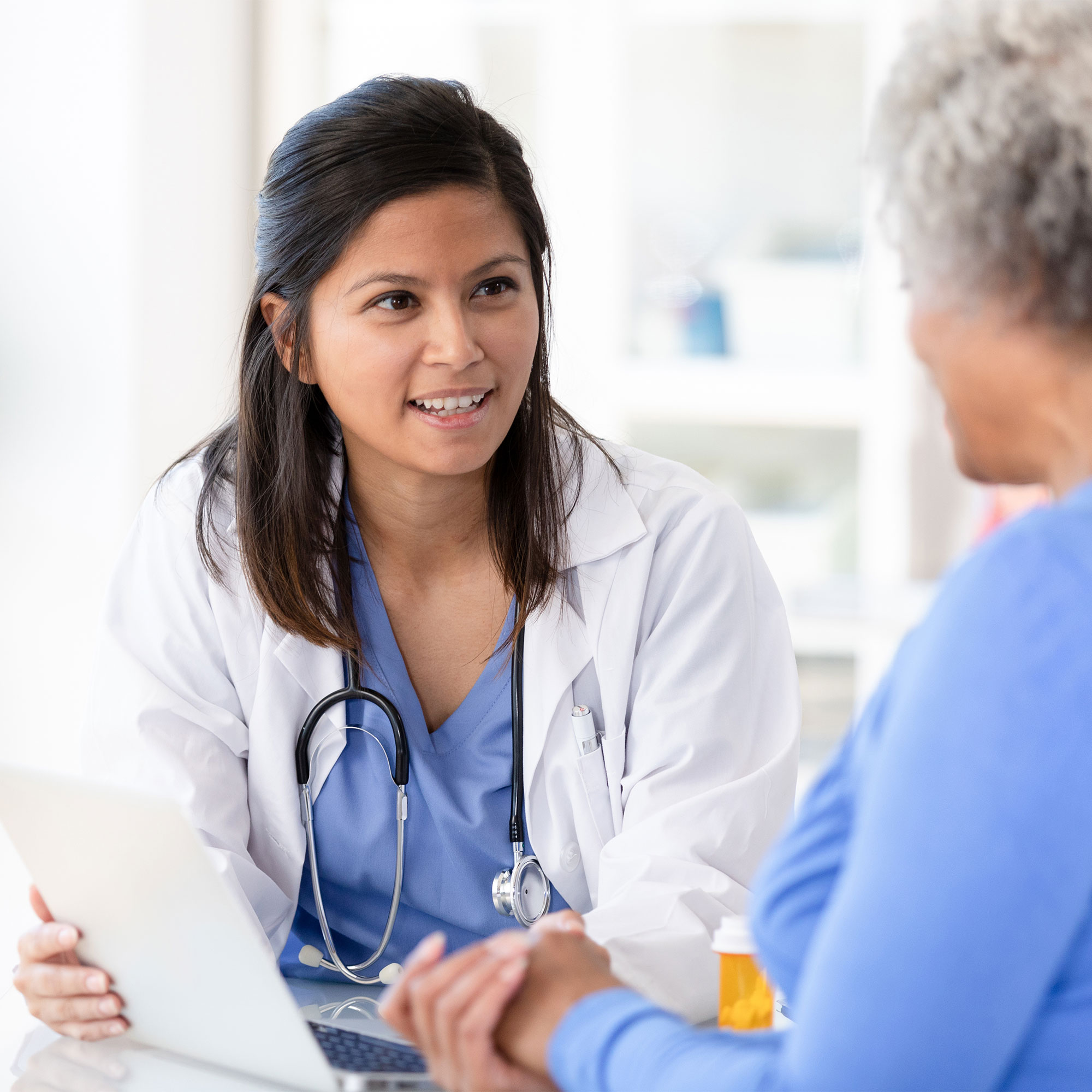 一位女士和她的医生谈话