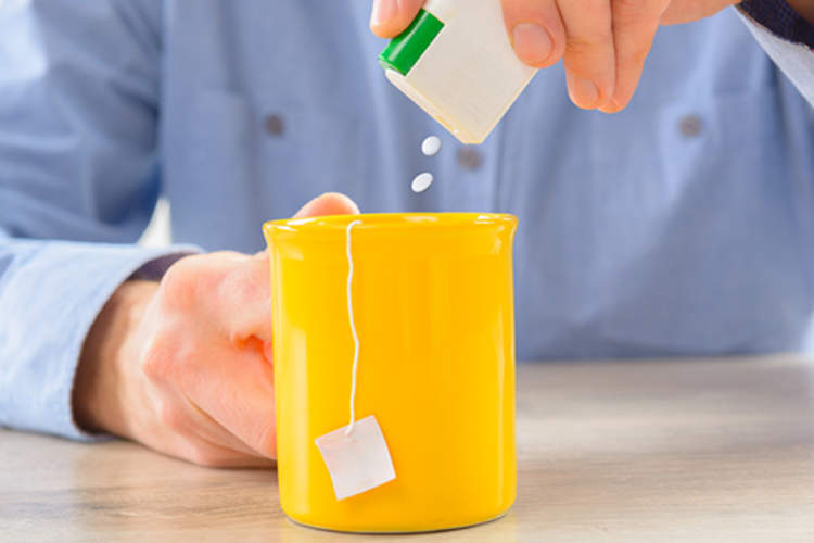 男人添加人工甜味剂的那杯茶。