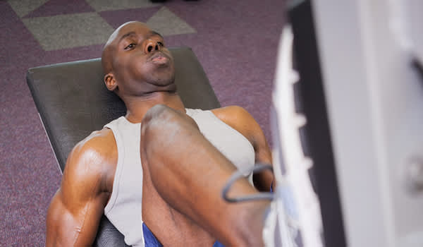 男子在健身房图像加工的腿。