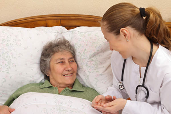 照顾在家的老年妇女。