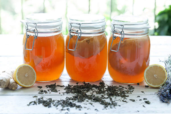 红茶菌发酵坛子。