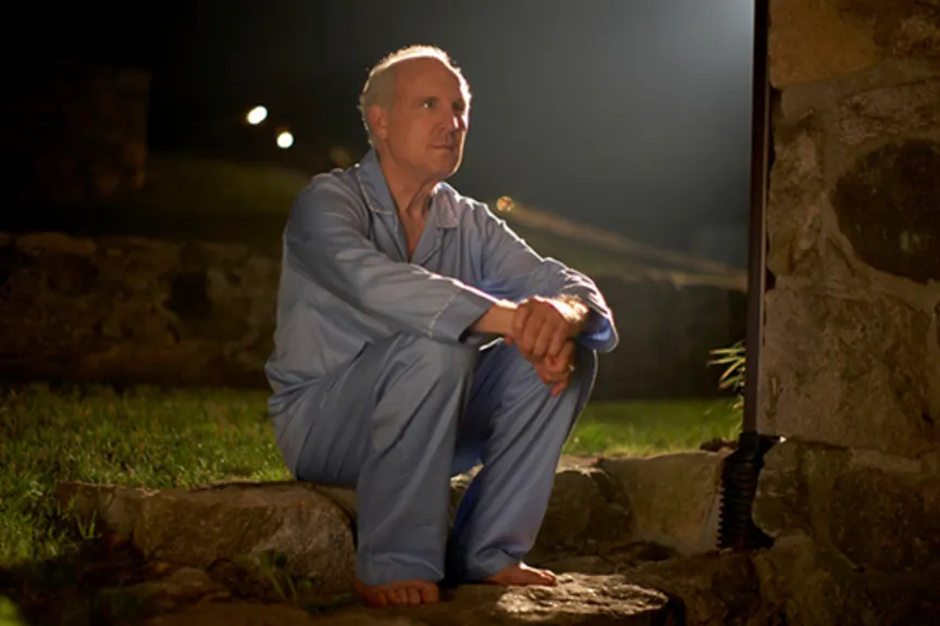 晚上穿着睡衣坐在外面的男人