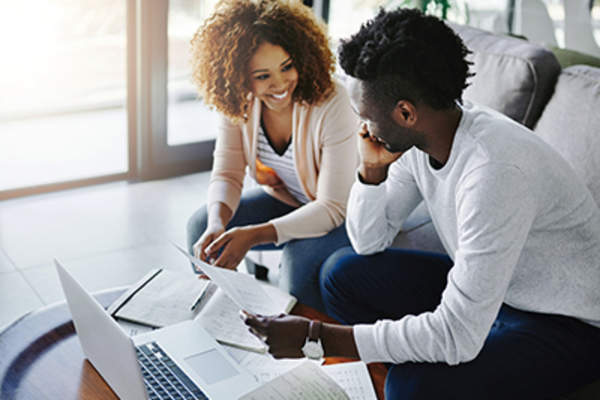 快乐的情侣在网上寻找。