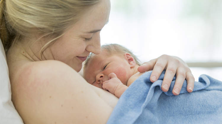 母亲和新生儿的皮肤与皮肤接触。