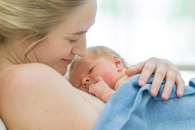 母亲与新生儿的皮肤进行肌肤接触。