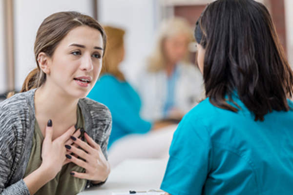 一位年轻的女士正在和卫生保健人员谈话。