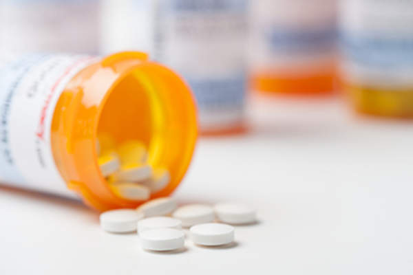 白色的药片和药瓶。