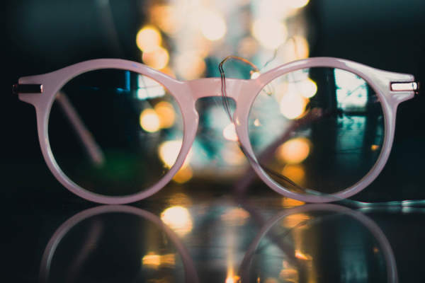 桌子上的眼镜模糊的背景