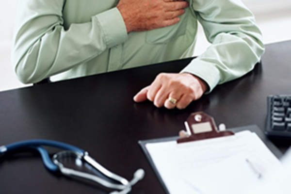 胸部疼痛的男人在医生的形象