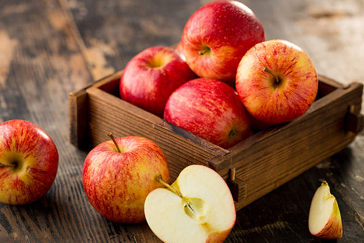 箱新鲜的苹果。