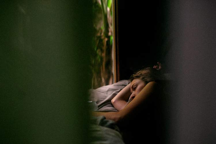 女人睡觉通过幕