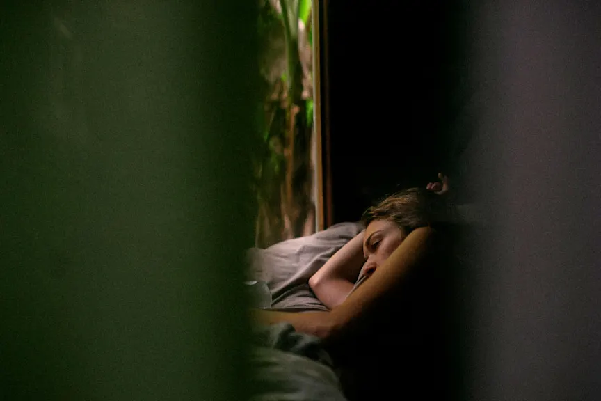 睡觉通过帷幕的妇女