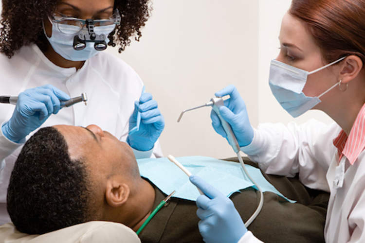 男子让牙齿在牙科检查。