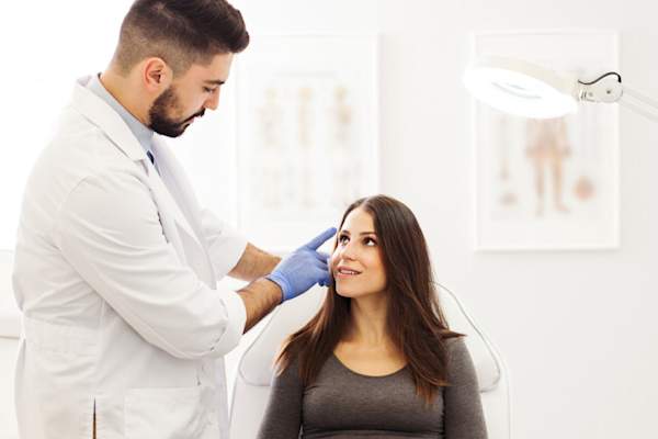 女人跟皮肤科医生