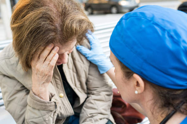 护士帮助其行程的女人