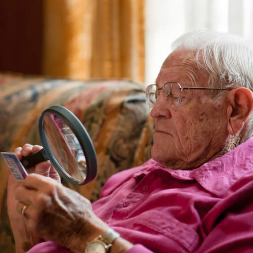 老人阅读放大镜。