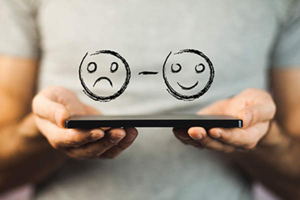 快乐和悲伤的面孔在一个平板电脑。
