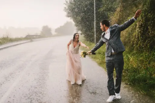 新郎新娘在雨中快乐