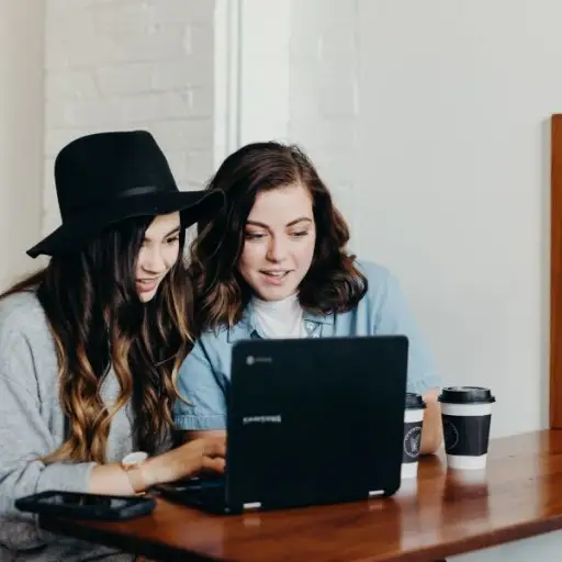 两个女人在电脑上打字
