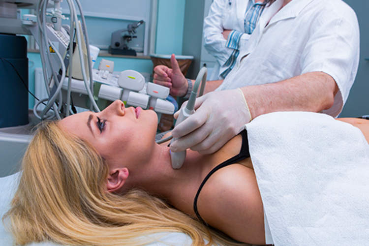 医生给病人甲状腺超音波。