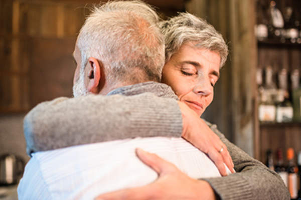 高级情侣拥抱。