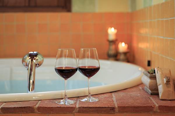浴缸边上的酒杯