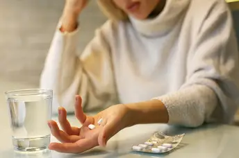 女人沮丧，因为她的慢性荨麻疹药物不起作用。
