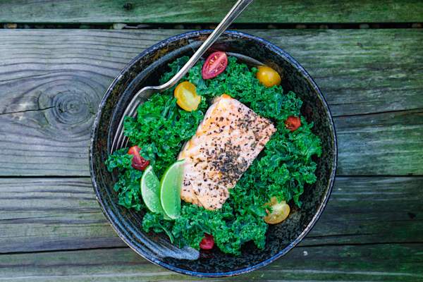 鲑鱼甘蓝沙拉。