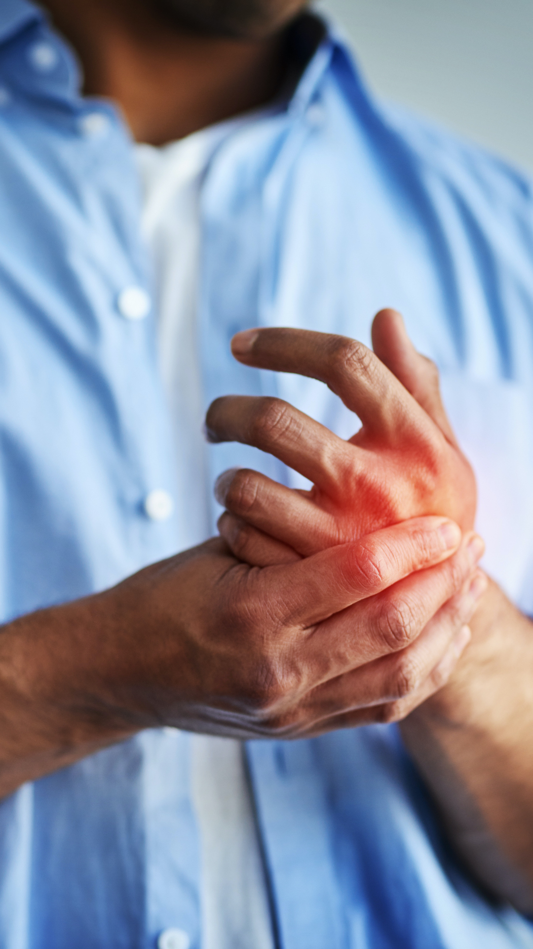 拿着疼痛手的人