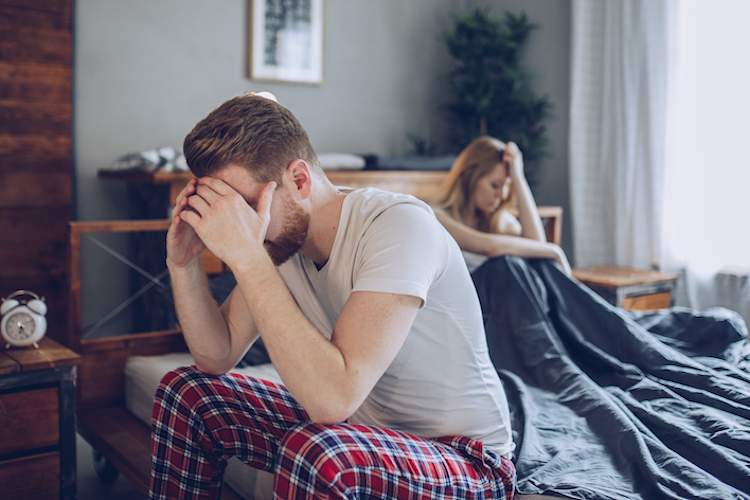 男人和女人对生育的运气感到不安。