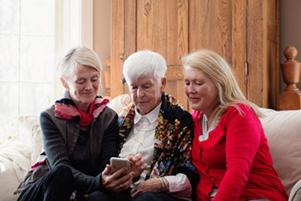 高级女性家庭成员通过facetime寻求支持。